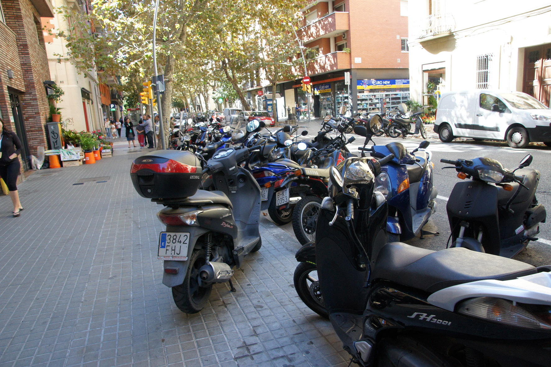 algunes motos no respecten la vorera però la majoria si